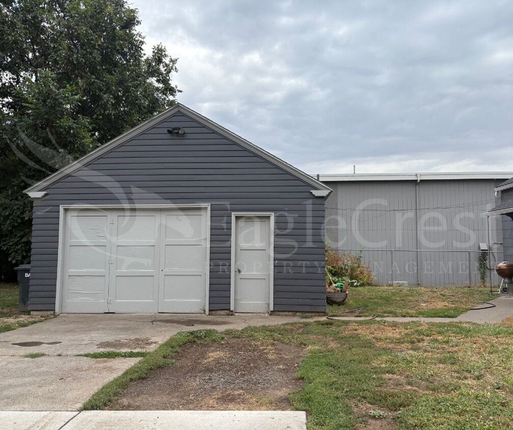 Building Photo - 236NCOLLEGE