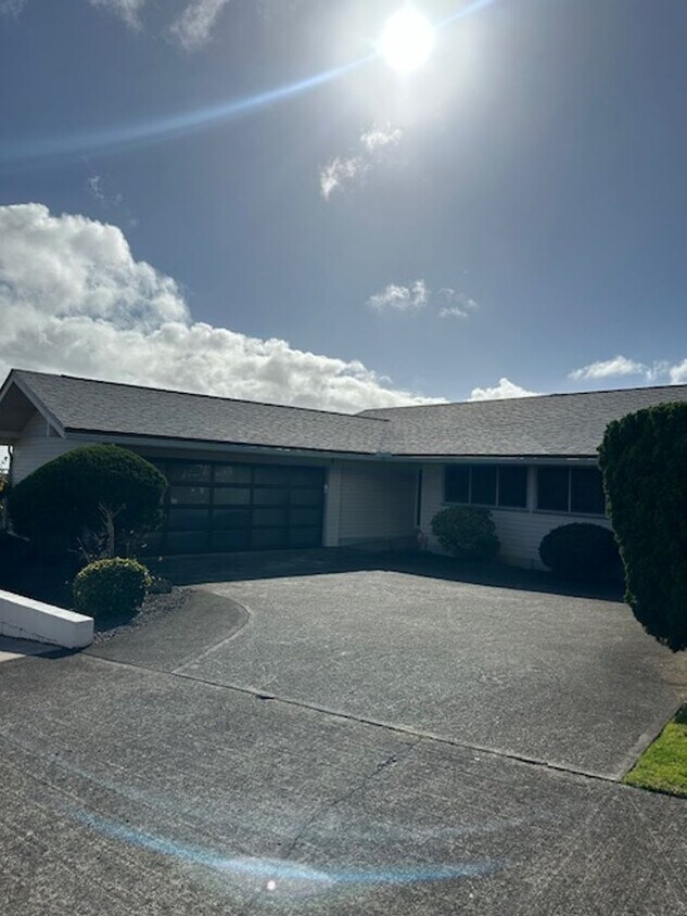 Primary Photo - Spacious 4 Bedroom, 2 Full Bath Single Fam...