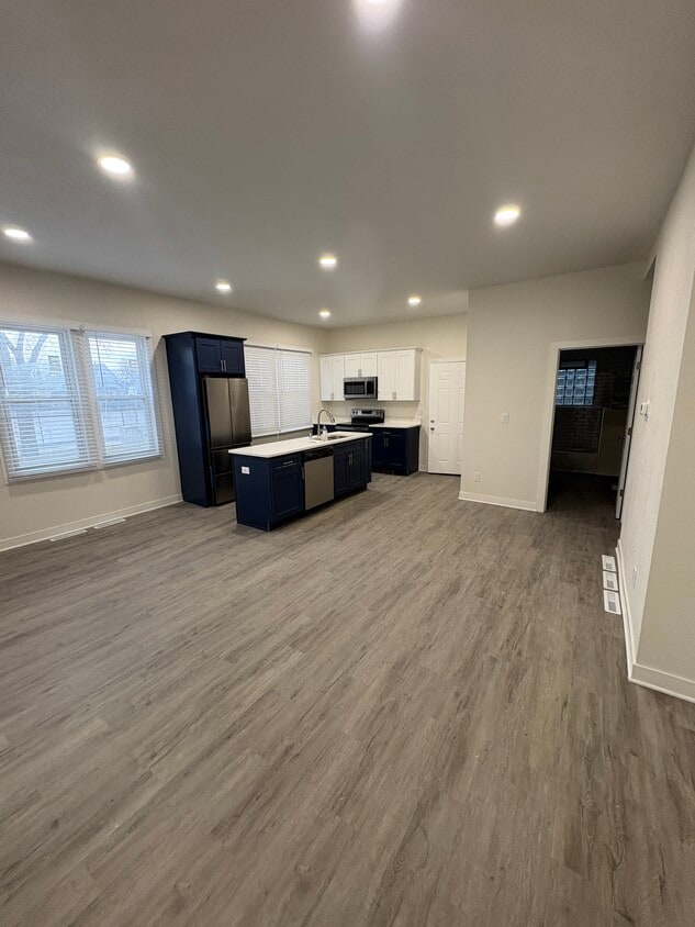 Building Photo - 400 E Meinecke Ave