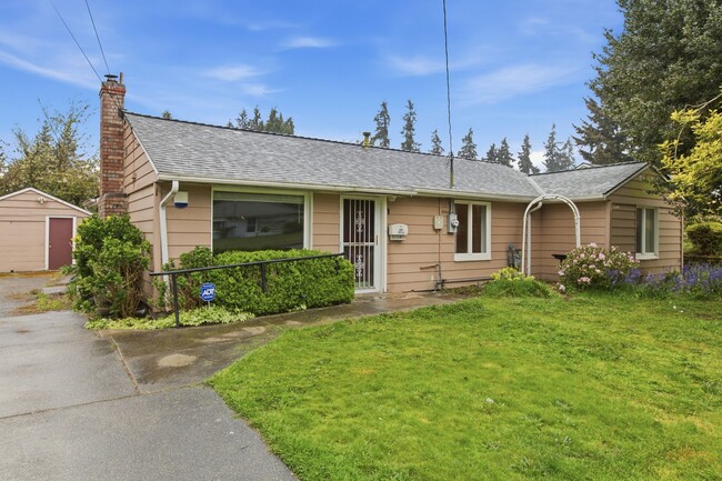 Foto del edificio - Cozy 4-Bedroom Home with Wood Stove & Large Backyard in Mountlake Terrace
