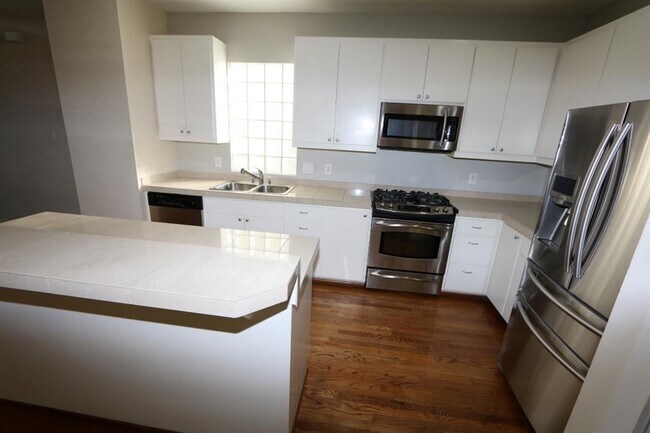 Building Photo - 1046 W 25th St