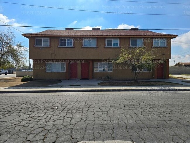 Building Photo - Spacious 3 bedroom, 2.5 bathroom townhome....