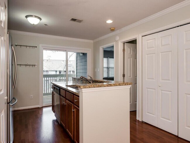 Foto del edificio - Nestled in the heart of Dilworth surrounded by rocking chair front porch homes and tree lined str...