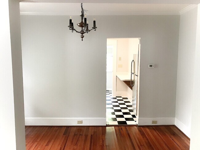 Building Photo - Charming 2BR/1BA Arnette Avenue Bungalow! ...