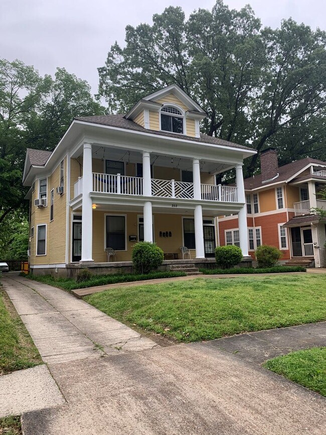 Building Photo - 250 N Willett St