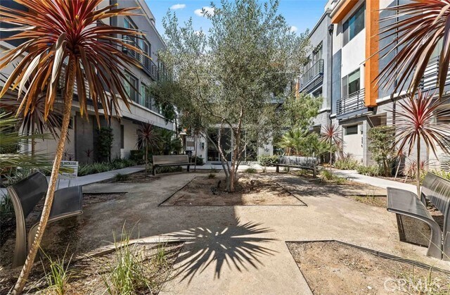 Foto del edificio - 215 Elm Ave