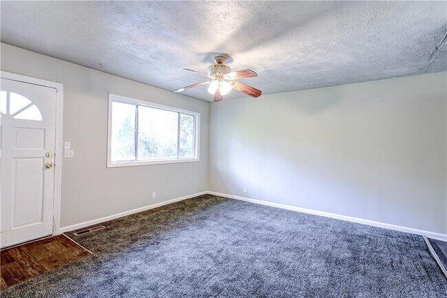 Foto del edificio - 5904 Heatherwood Ln
