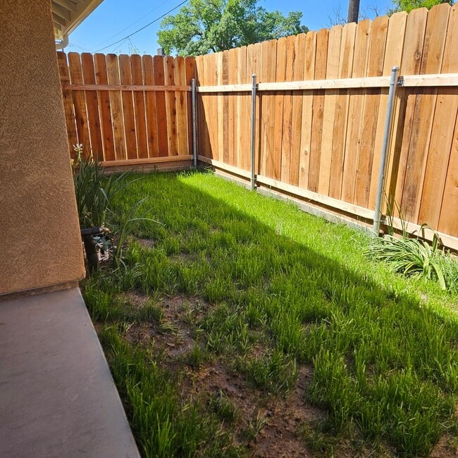 Building Photo - Charming 2 Bedroom Home Located in La Loma...
