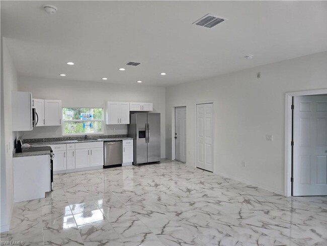 Foto del edificio - LOCATION, LOCATION, LOCATION!!! BRAND NEW ...