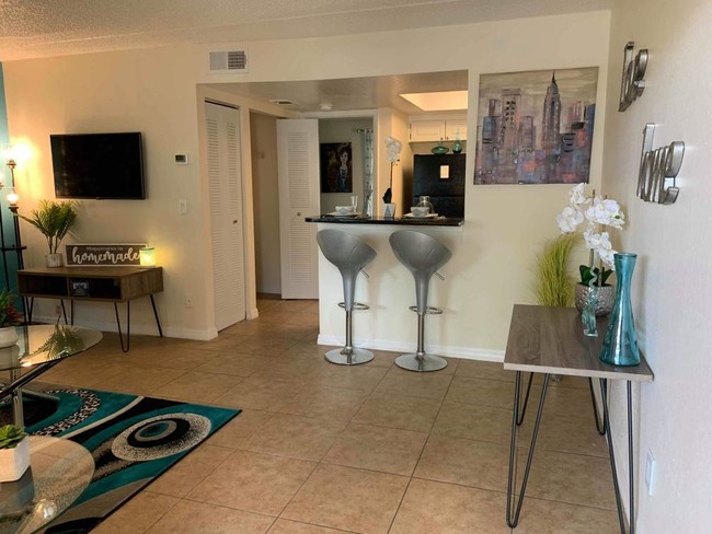 1BR, 1BA - 600 SF - Living - Crescent Lane