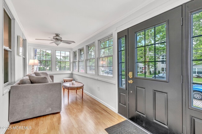 Building Photo - E370 E Main St