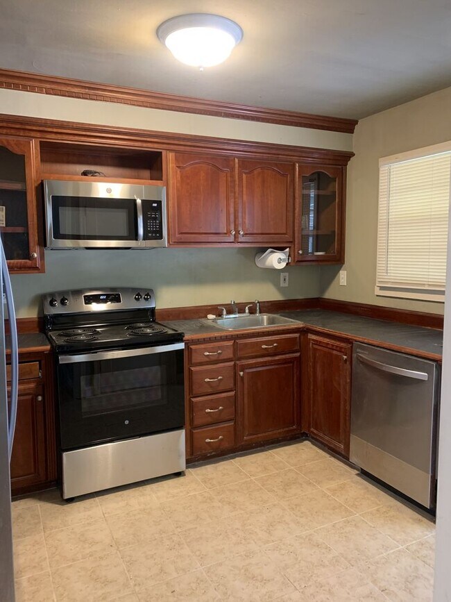Building Photo - Forest Grove Charmer