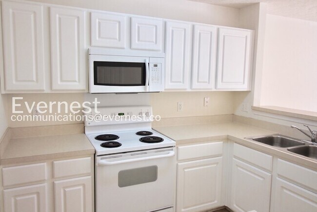 Building Photo - 2 Bed/2.5 Bath Town Home with Modern Amenities / Coming Soon!
