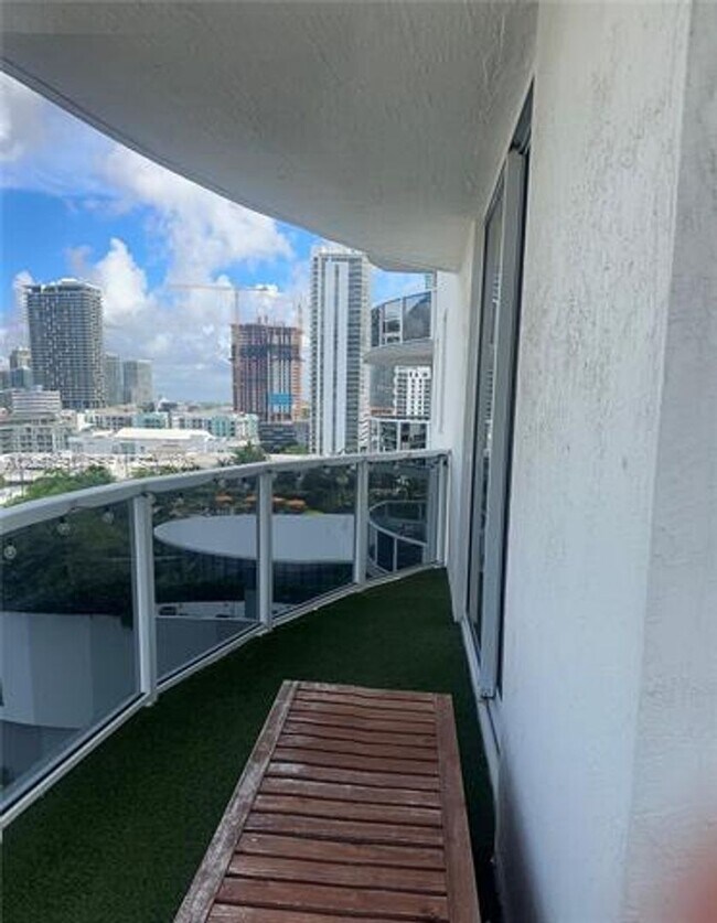 Foto del edificio - 601 NE 23rd St