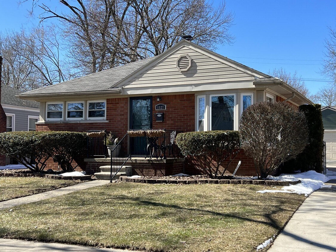 Primary Photo - 1827 Oakshire Ave