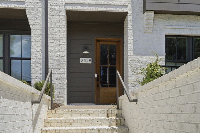 Building Photo - End-Unit Townhome with Private Rooftop Terrace in Myers Park!!