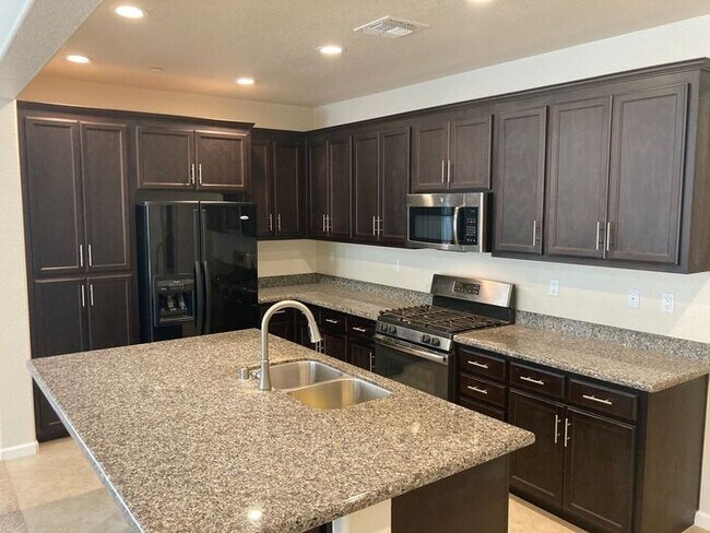 Foto del edificio - Modesto 4 Bedroom 3 Bathroom in the Rose V...