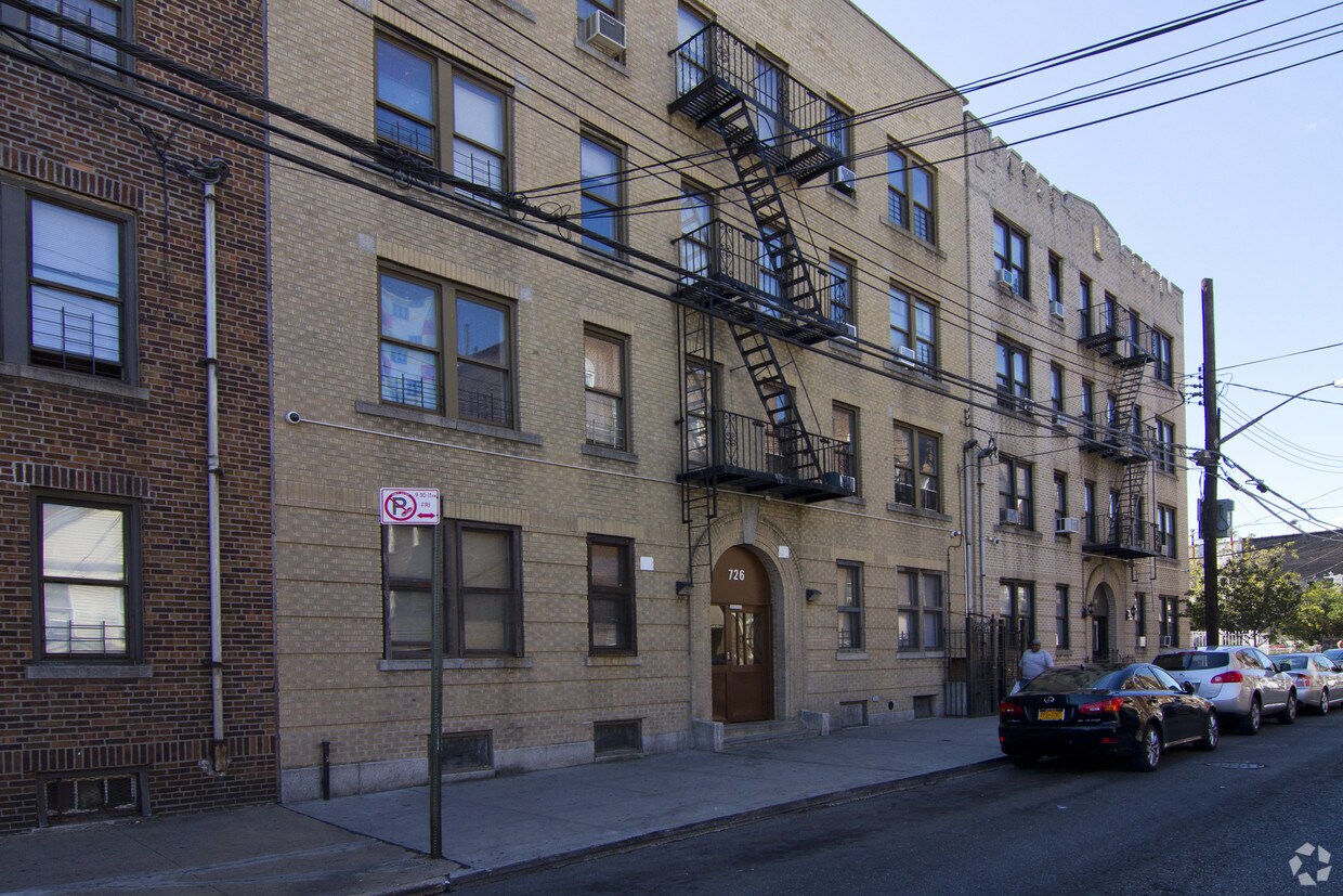 Building Photo - 722 E 228th St