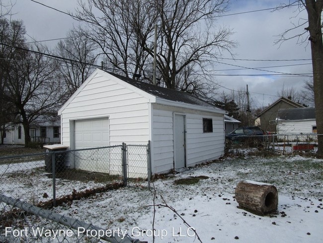 Building Photo - 3 br, 1 bath House - 301 Center Street