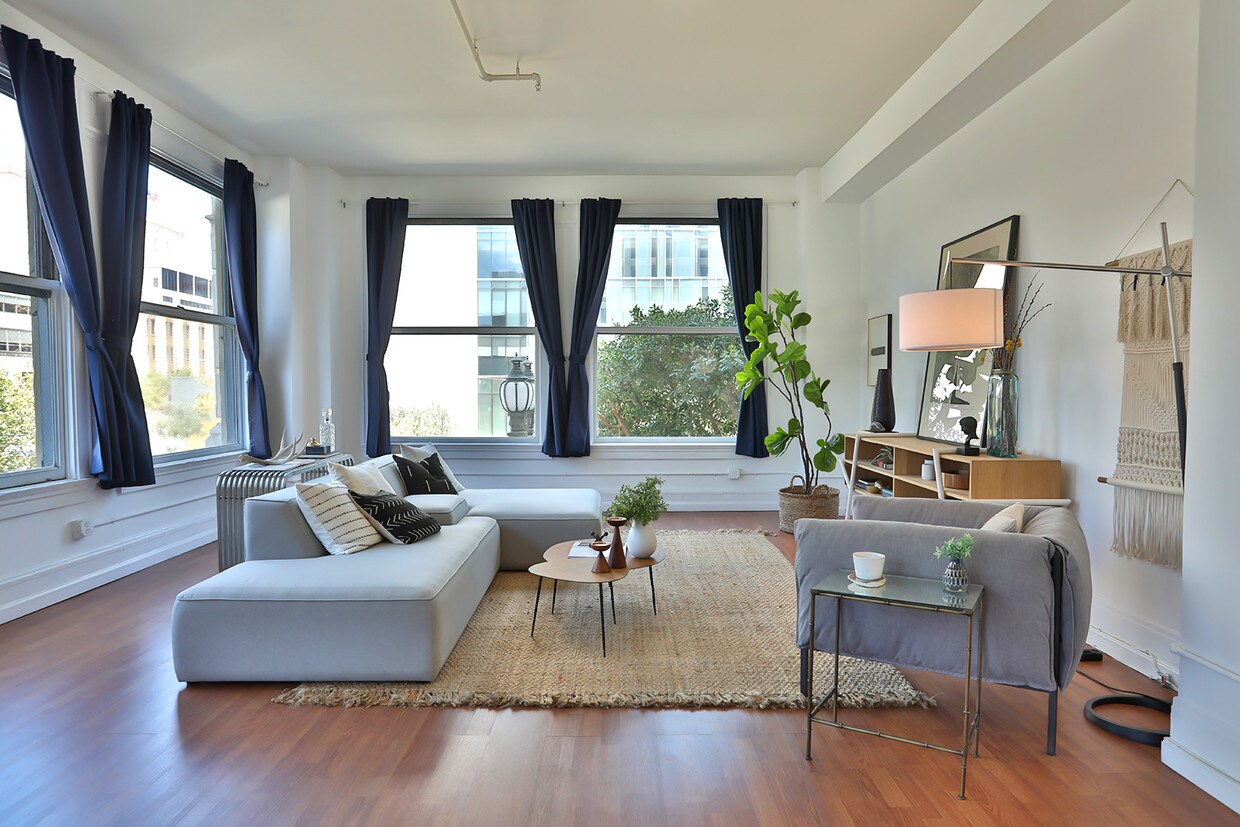Foto principal - 108 W 2nd St