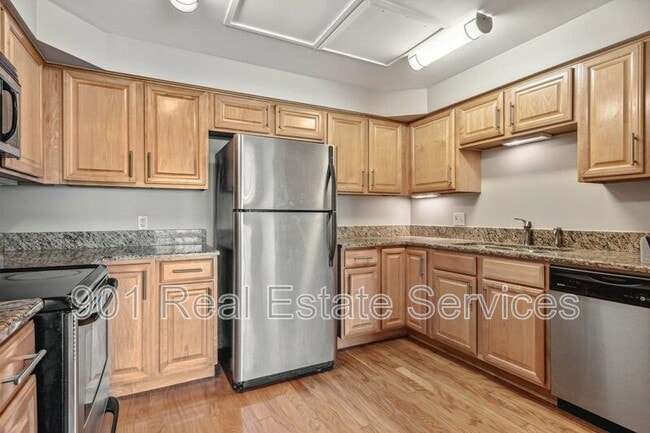 Building Photo - 655 Riverside Dr