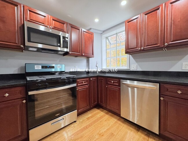 Building Photo - 4 Everett Square