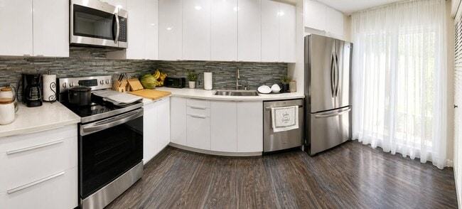 Building Photo - 6723 Via Regina