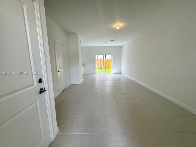 Foto del edificio - 2877 SE 24th Ct