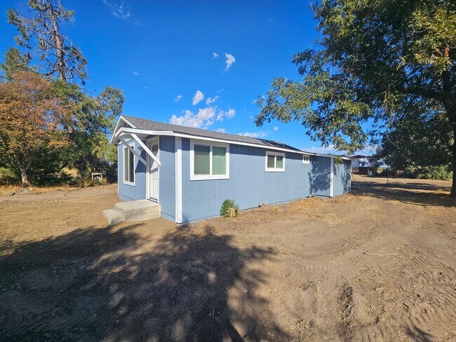 Building Photo - 3 Bedroom 1 Bath Home In Orland (Utilities...