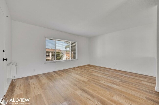 Building Photo - Modern 1-Bed Upstairs Condo with Garage & ...