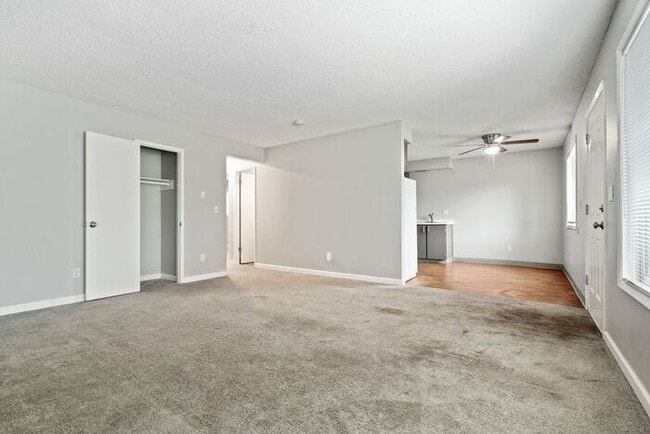 Building Photo - Timber Terrace 2x1 unit with 1st month free!!