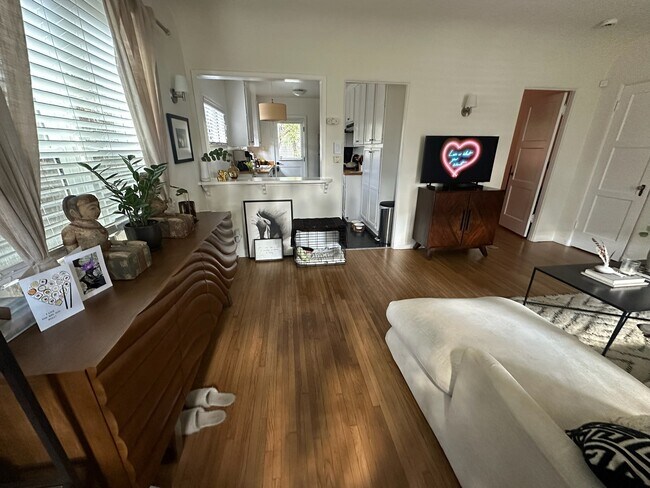 Foto del edificio - 617 Woodlawn Ave