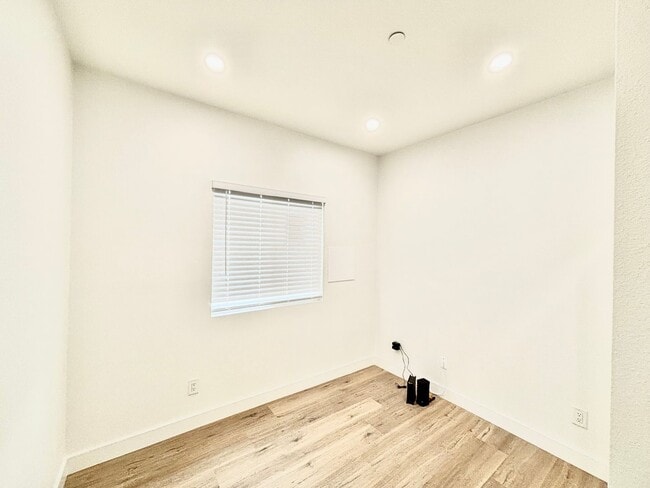 Building Photo - 351H2 - Oxnard | 2 Bed 1 Bath | Newly Reno...