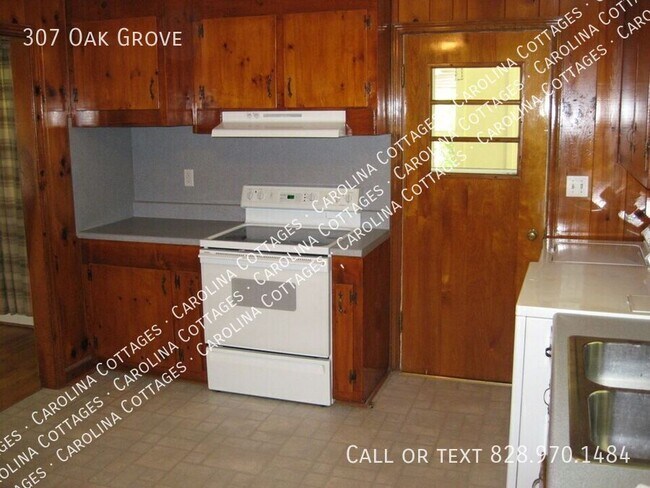 Foto del edificio - 307 Oak Grove Rd