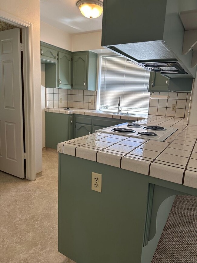 Building Photo - Nice and updated single level condo near W...