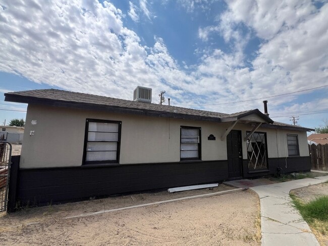 Building Photo - 3 Bedroom 1 Bathroom House with Spacious L...
