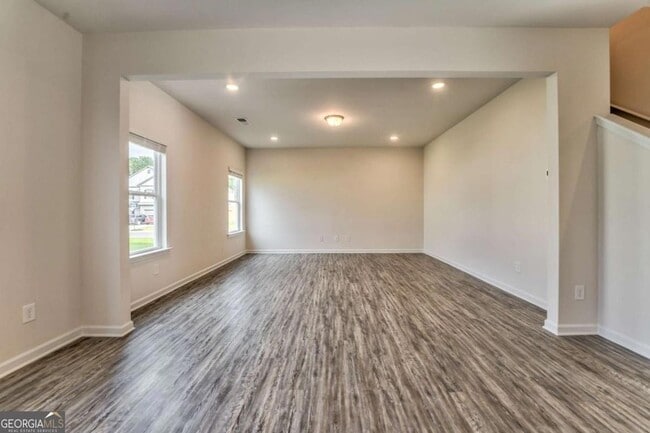 Building Photo - 16 Longbrooke Dr SE