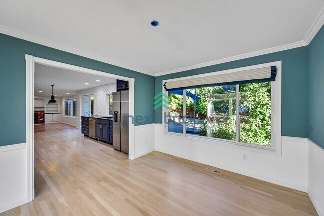 Building Photo - Stunning 5-Bedroom Home in Bellevue’s Top School District!