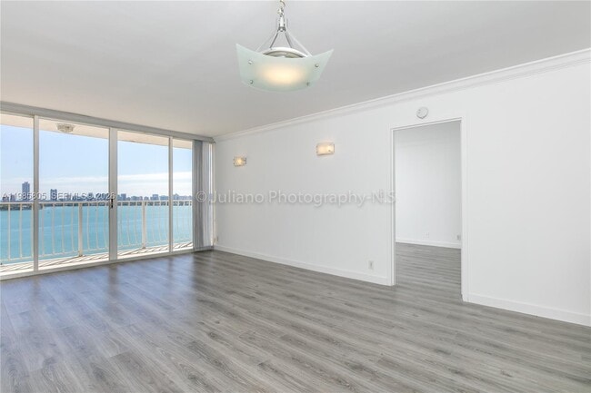 Foto del edificio - 7601 E Treasure Dr