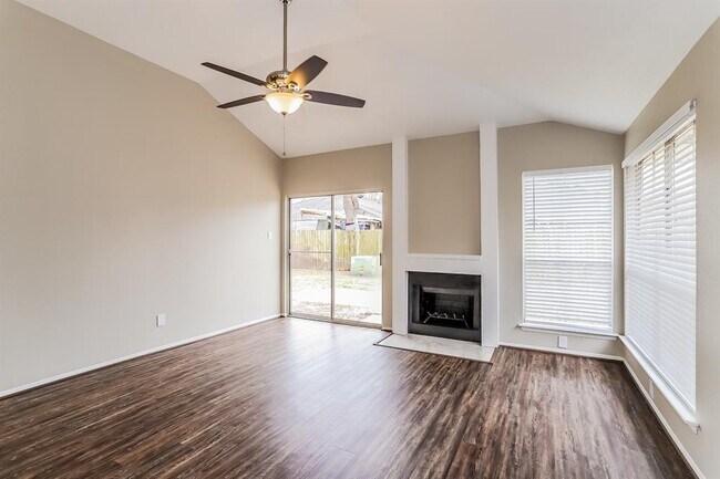 Building Photo - 17535 Davenway Dr