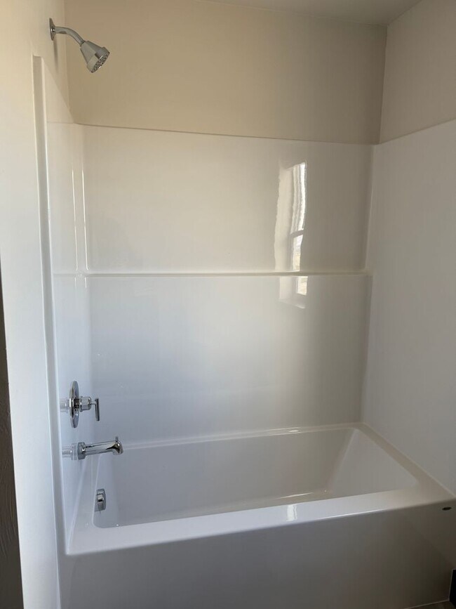 Foto del edificio - Brand New 3 Bed 2.5 Bath with double attac...