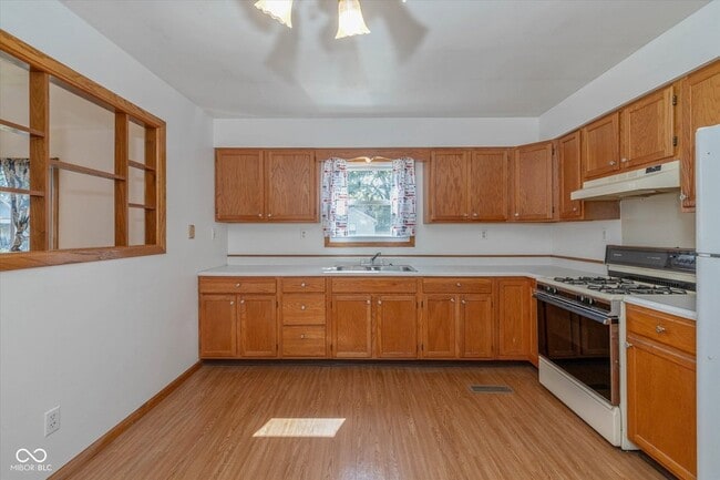 Building Photo - 900 Yandes St