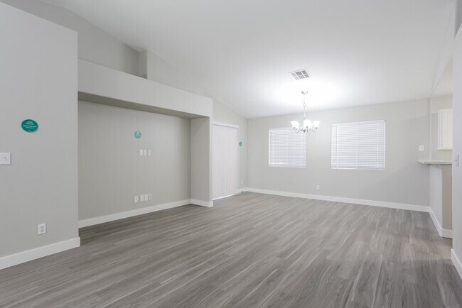 Foto del edificio - 6716 Snake River Ave