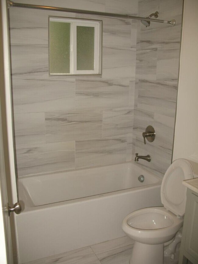 Building Photo - 2 bedroom in Oakland CA 94610