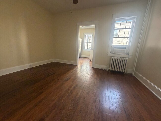Foto del edificio - Beautiful brick two-story townhome
