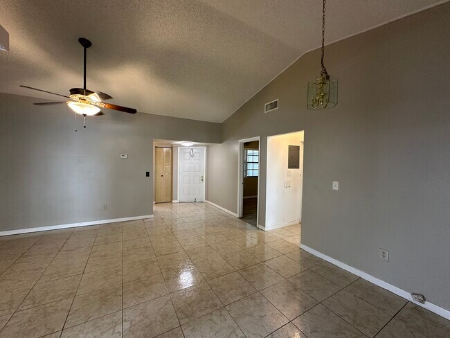 Building Photo - 1024 S Independence Dr