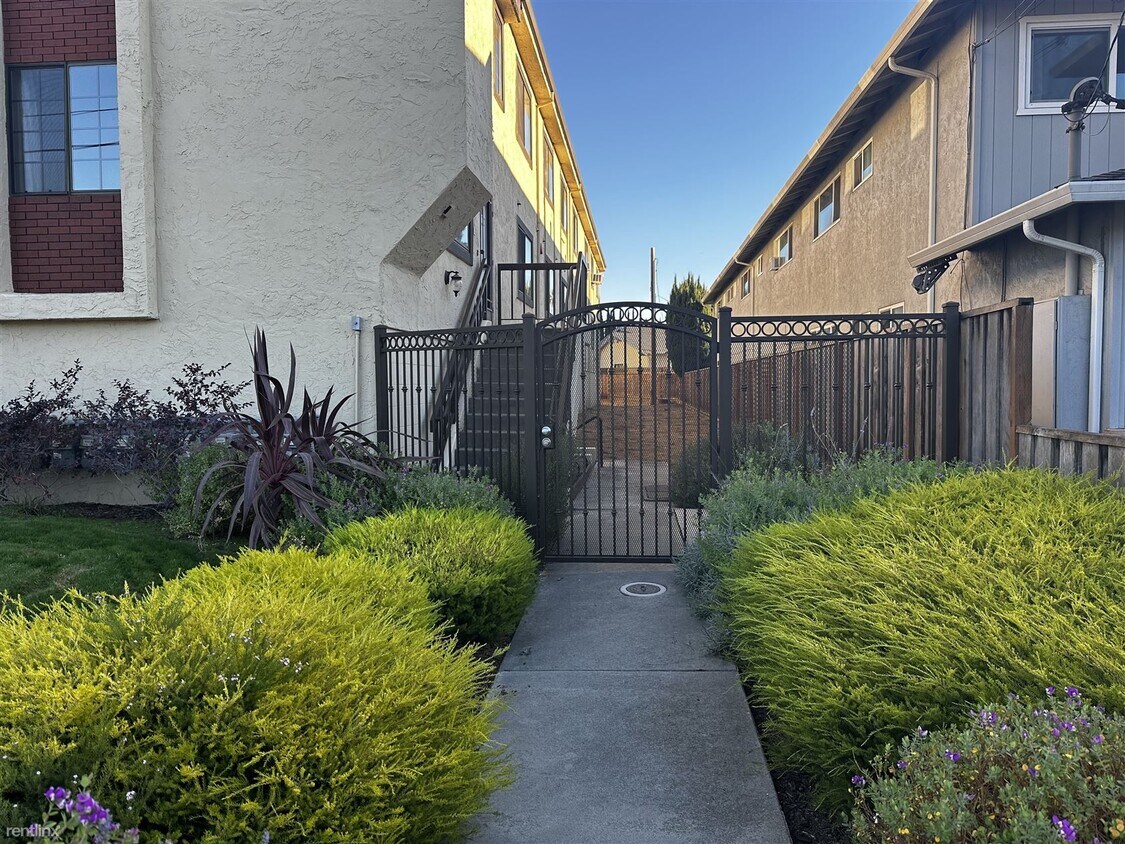 Primary Photo - 2 br, 1.5 bath Townhome - 880 North Winche...