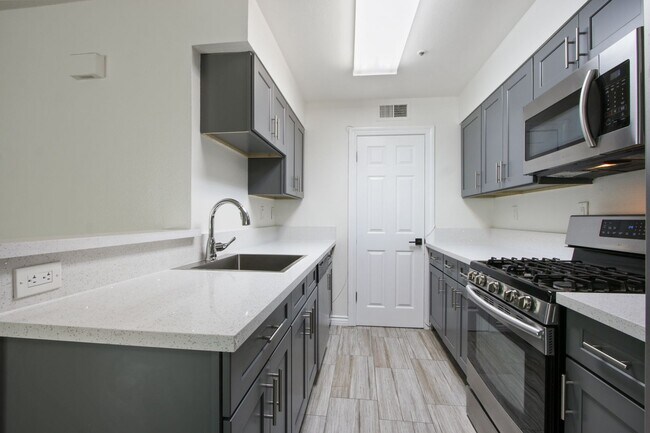 Foto del edificio - Beautiful 2-Bedroom, 2-Bath Condo in Prime Fullerton Location