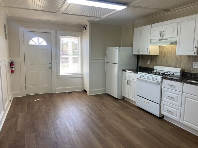 Building Photo - Adorable 1 Bedroom Near Downtown Greensboro