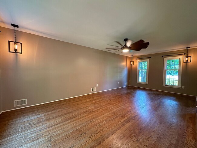 Foto del edificio - Lovely 4 Bed 3.5 Bath On Single Family Hom...